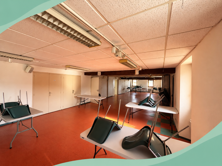 Salle municipale aux accents vert d’eau-2