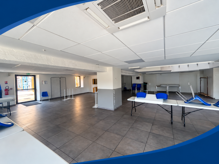 Salle municipale avec courbe bleu profond-1