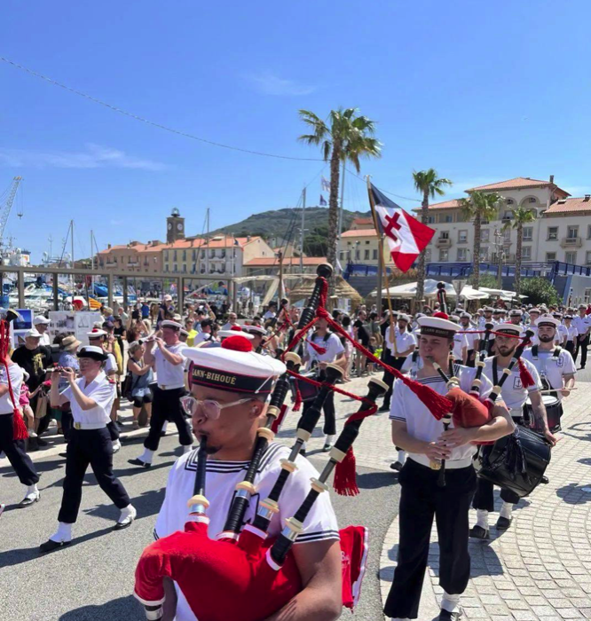 Musiciens de cornemuse et public sur le quai du port