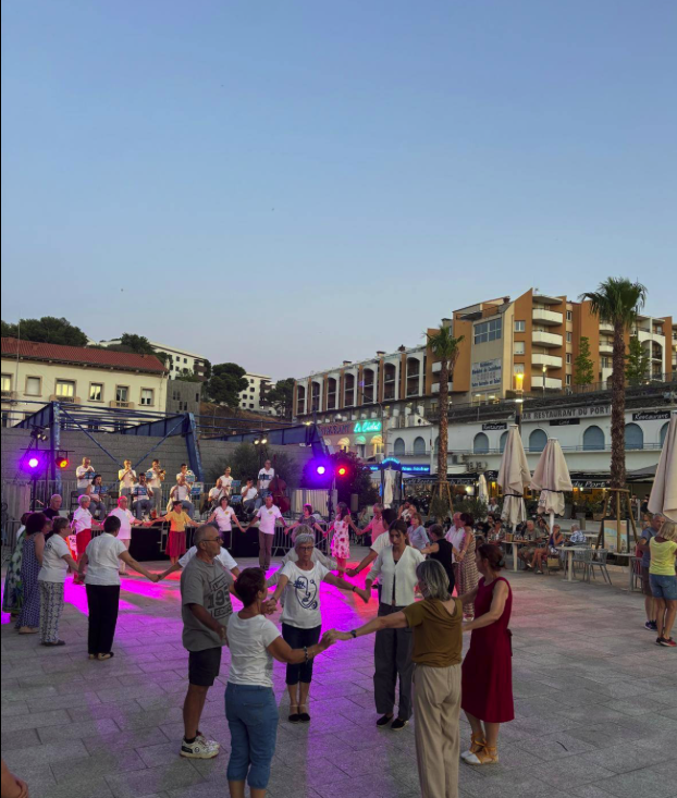 Habitants dansant en ronde sur une place de Port-Vendres