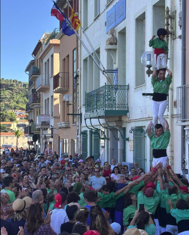 Construction d’une tour humaine catalane devant la foule