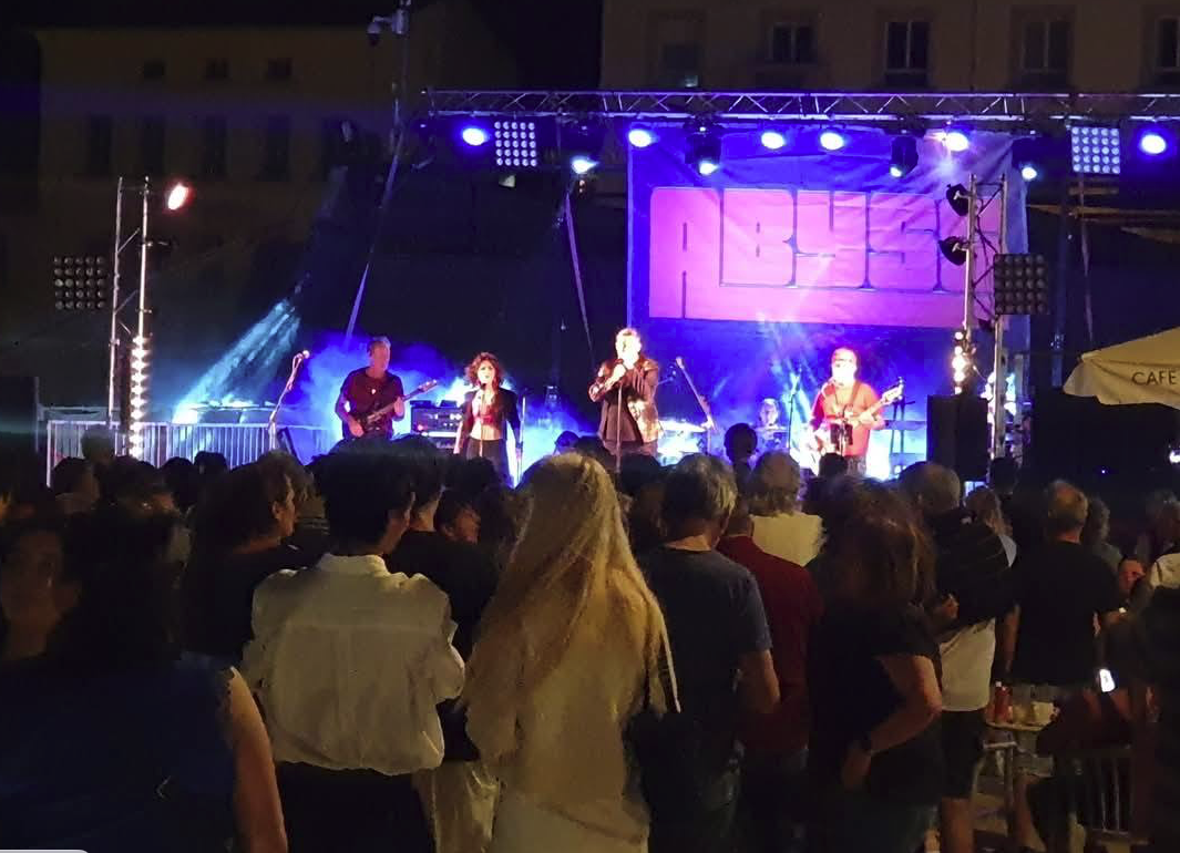 Public devant une scène de concert éclairée à Port-Vendres
