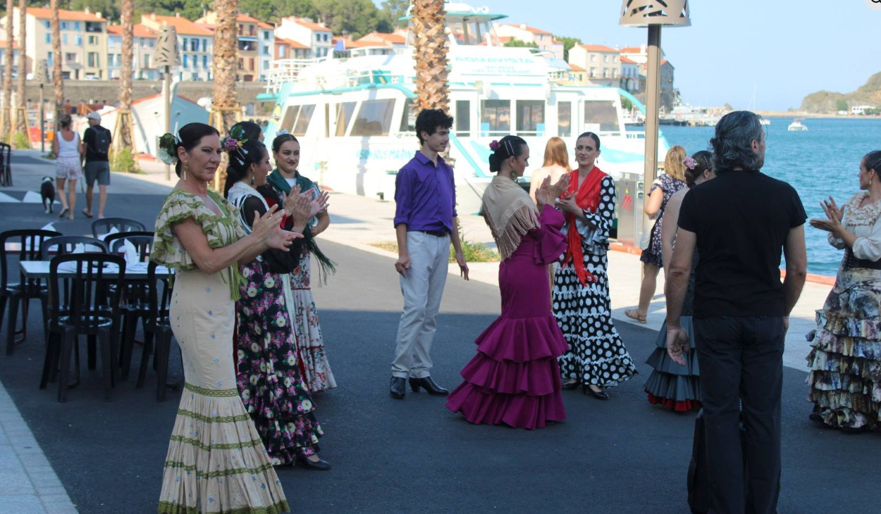Danseuses en robes traditionnelles sur le quai du port
