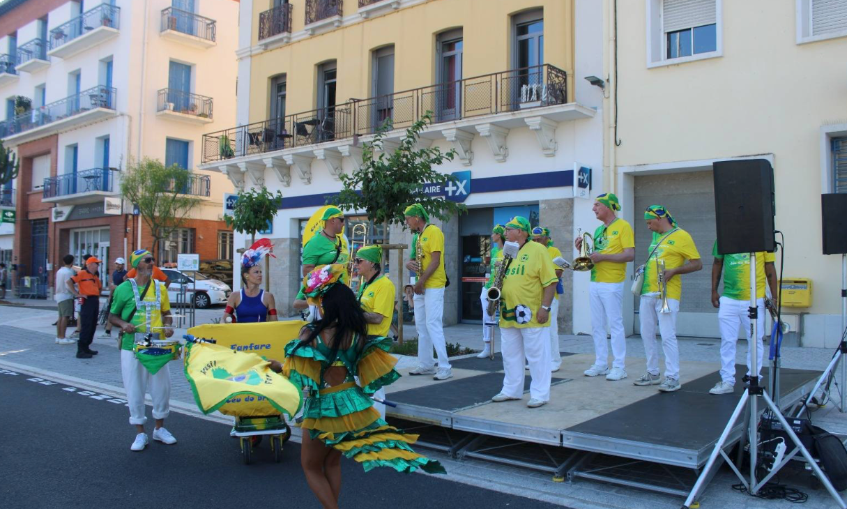 Musiciens et danseuse en costumes jaunes et verts lors d’une animation