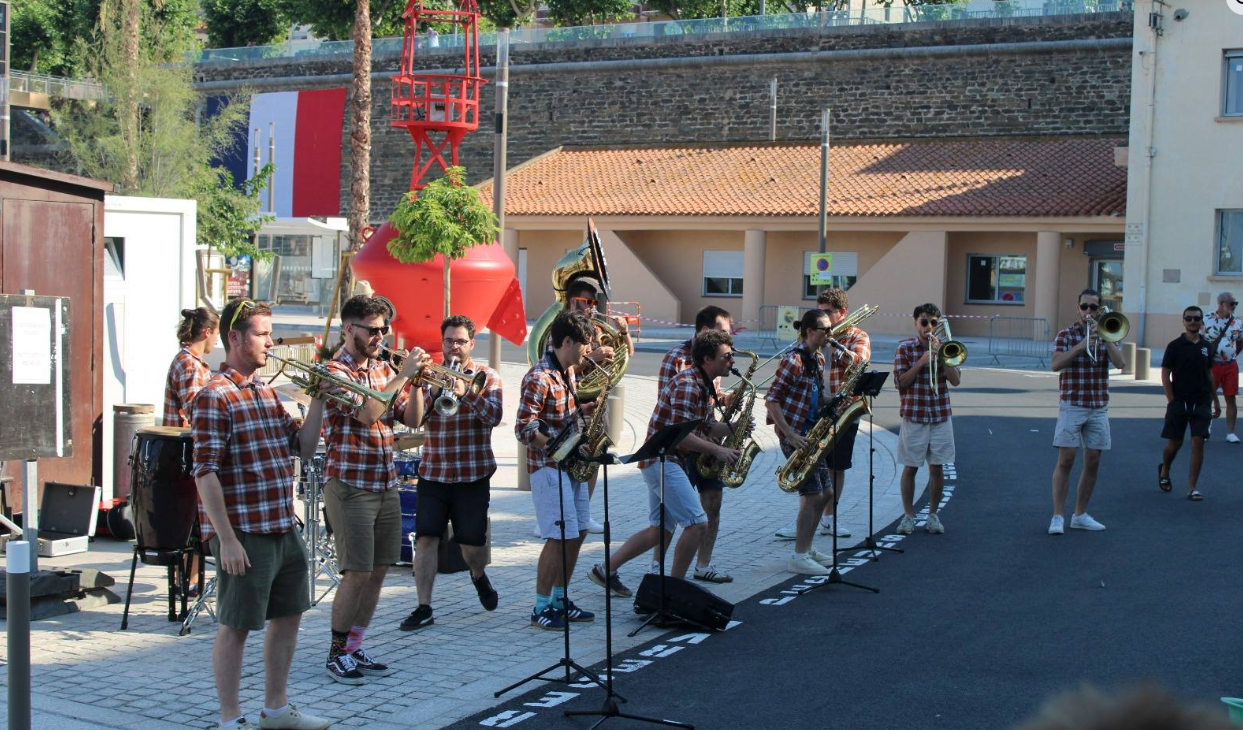 Musiciens d’une fanfare en représentation dans les rues de Port-Vendres