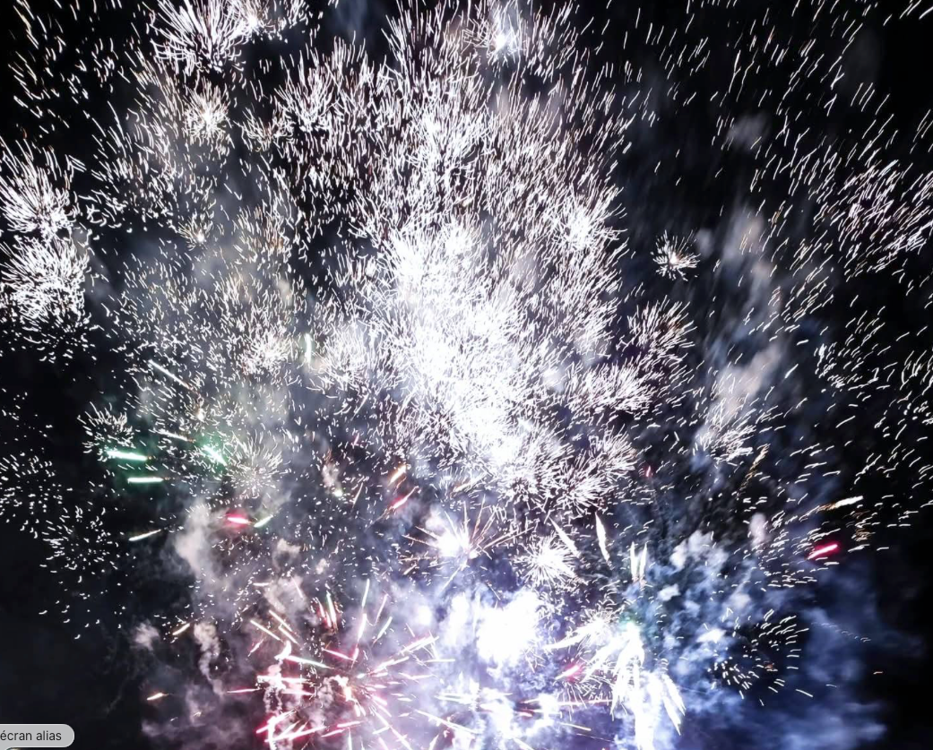 Feu d’artifice illuminant le ciel nocturne