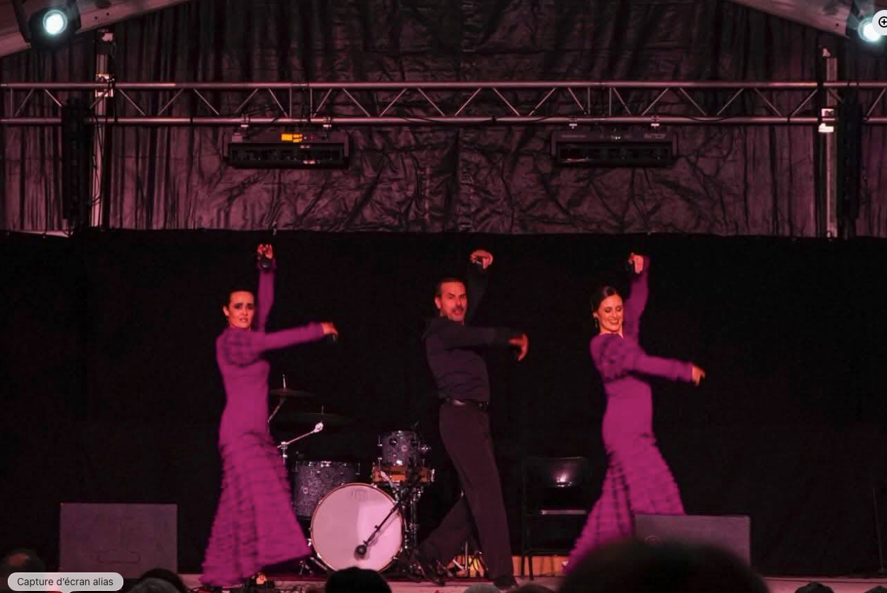 Trois artistes dansant sur une scène pendant un spectacle
