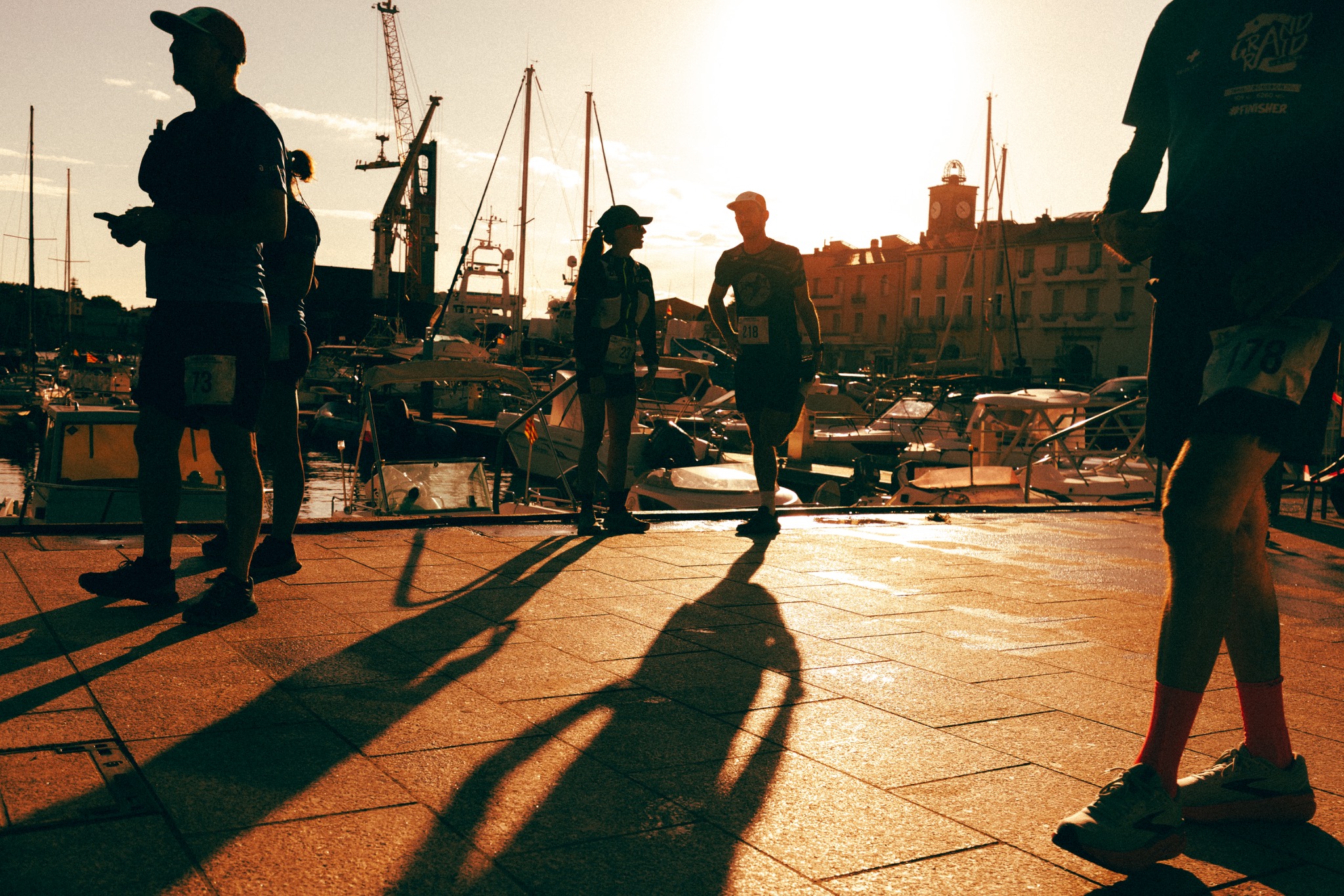 Coureurs et coureuses au soleil sur le quai du port de Port-Vendres