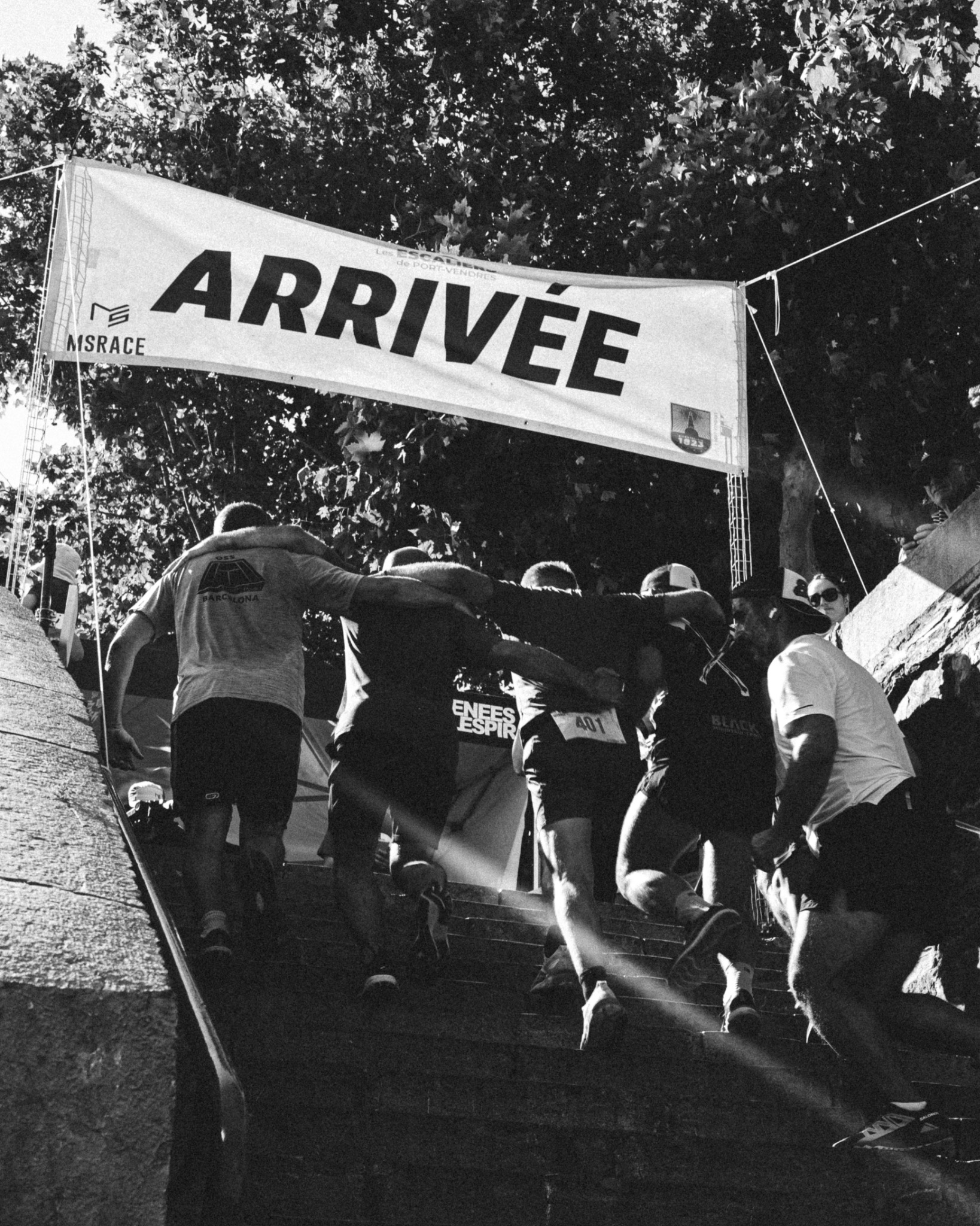 Coureurs arrivant ensemble sous la banderole d’arrivée