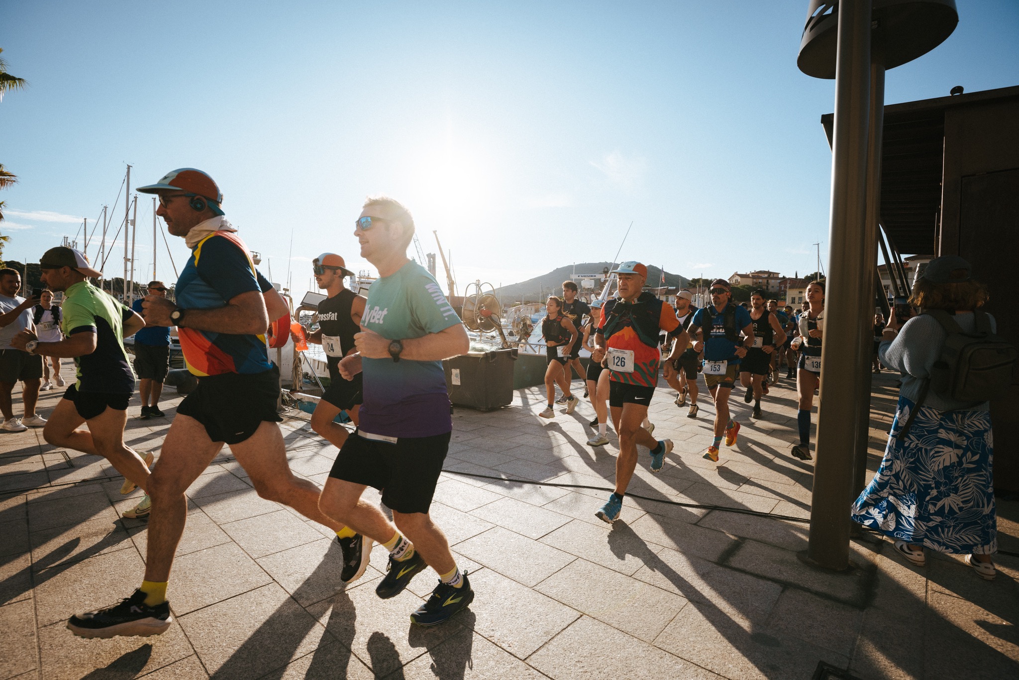 Participants courant sur le quai au départ de la course des Escaliers