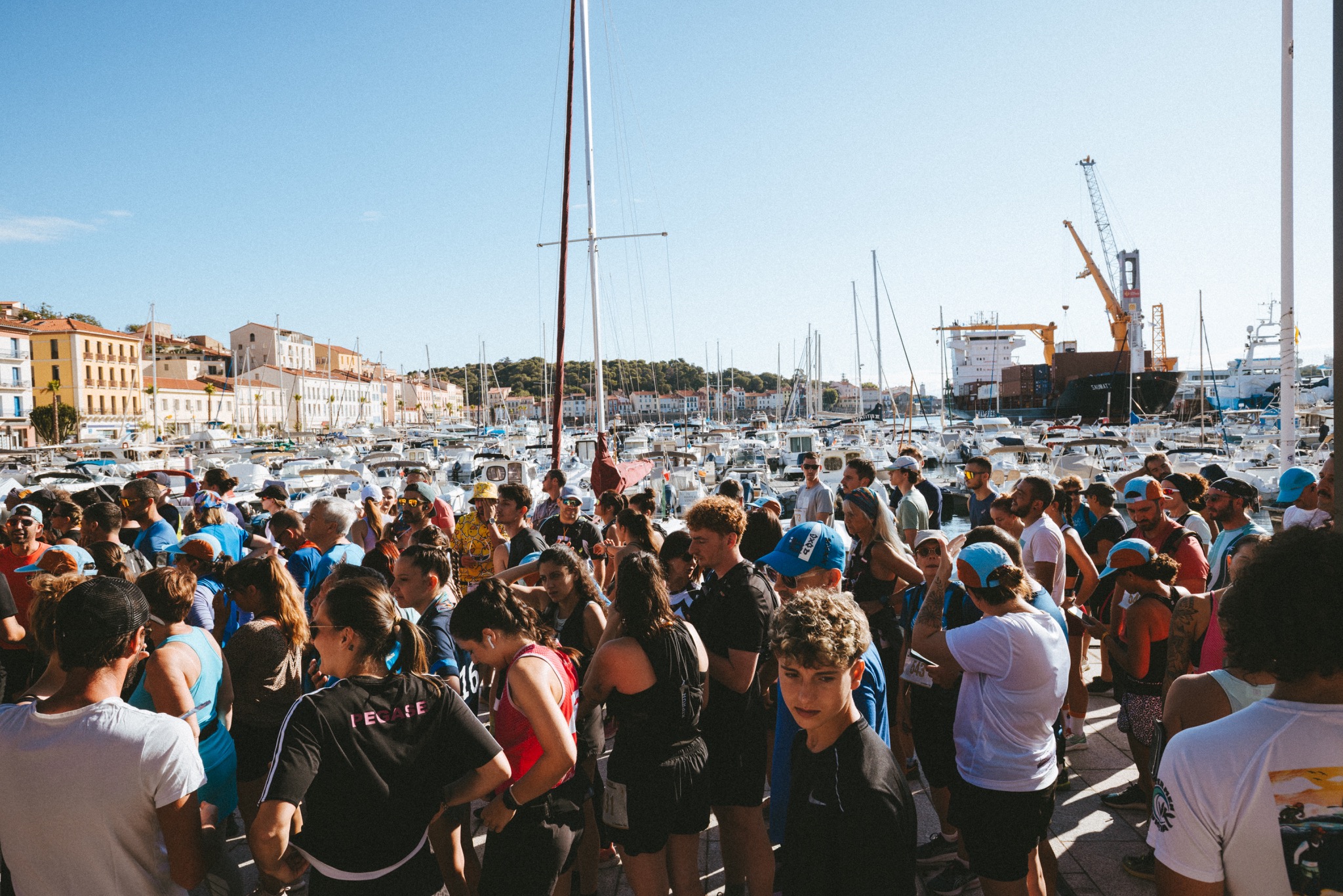 Groupe de participants en course sur le front de mer