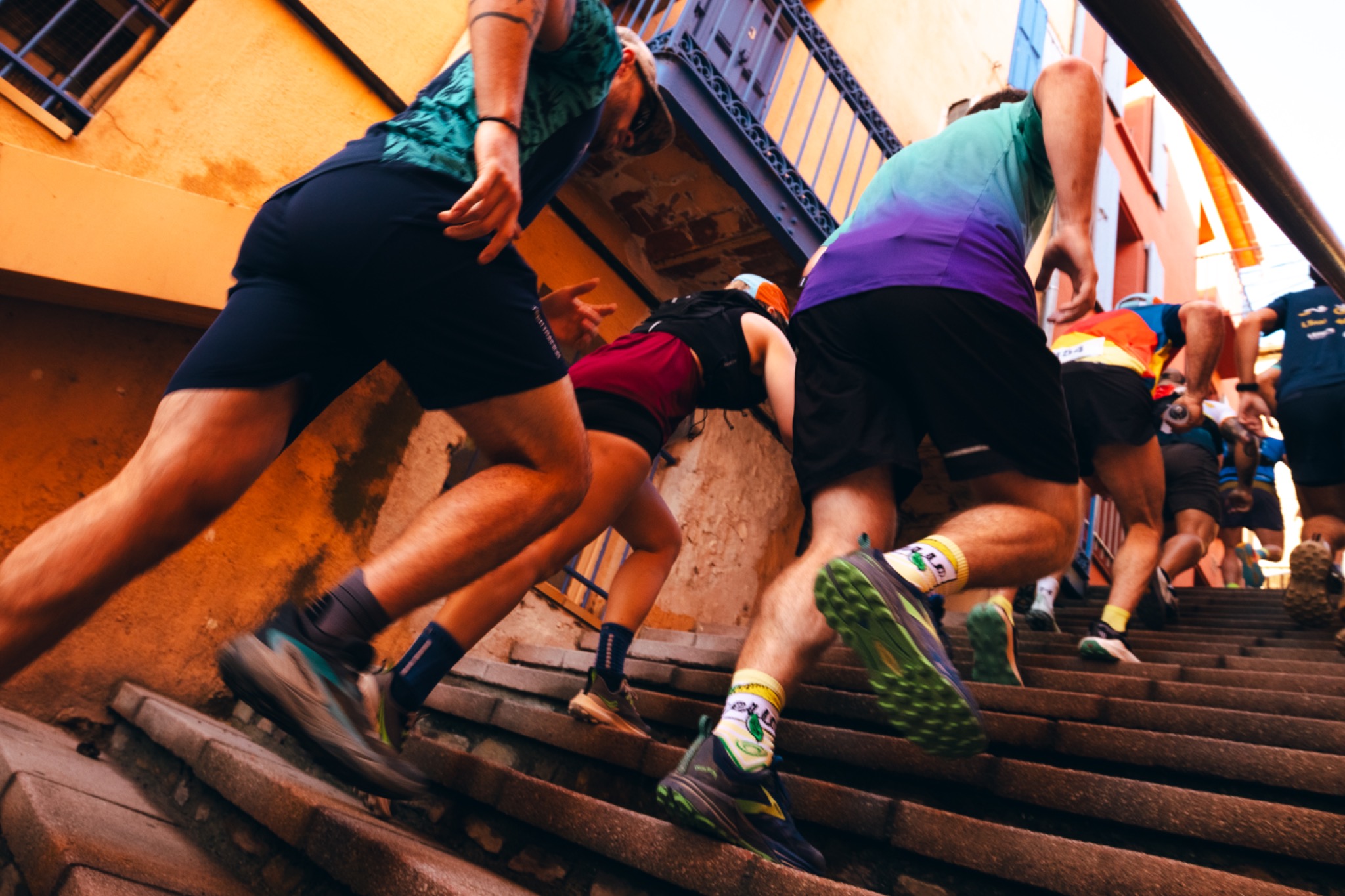 Coureurs montant les marches d’une ruelle de Port-Vendres