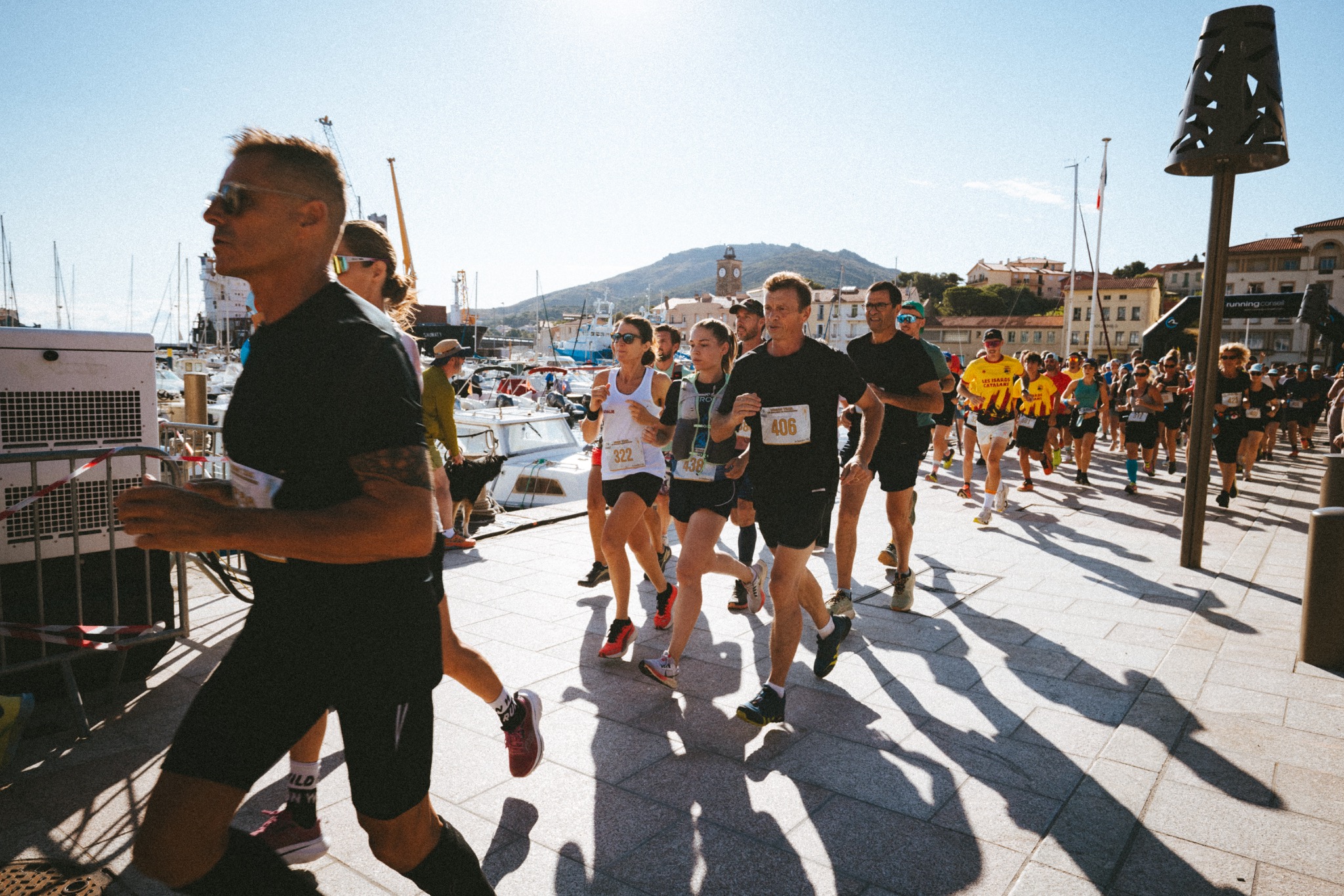 Rassemblement de coureurs devant les bateaux du port