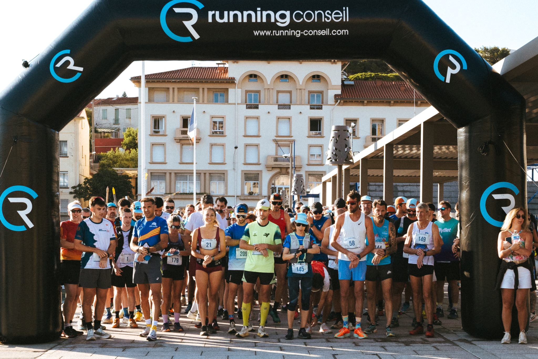 Participants réunis sous l’arche de départ de la course des Escaliers à Port-Vendres