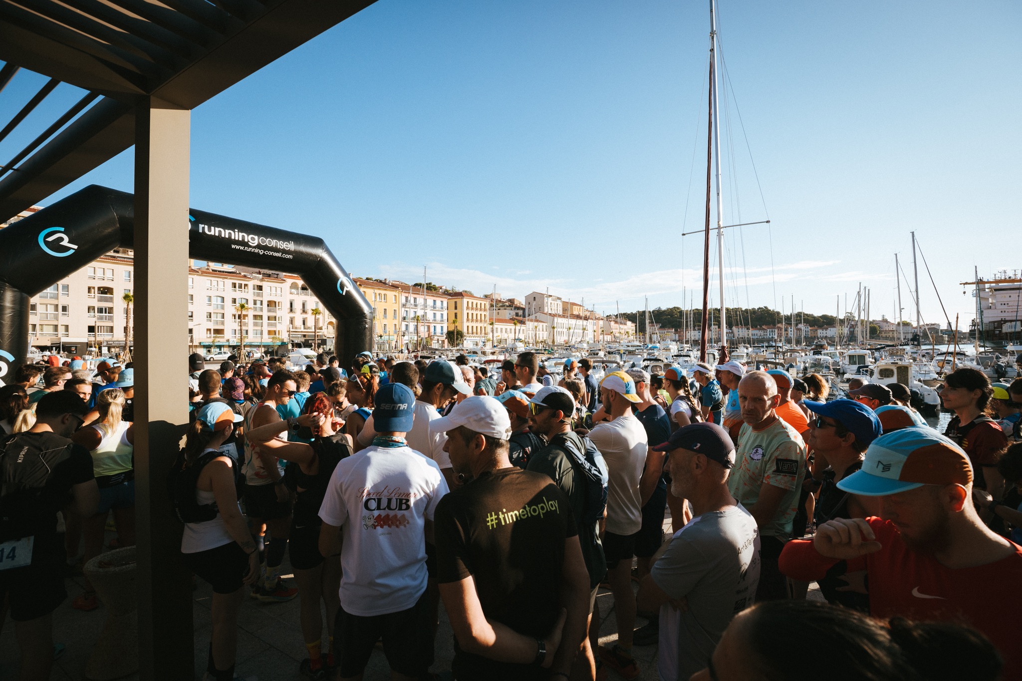 Participants rassemblés avant le départ de la course sur le port