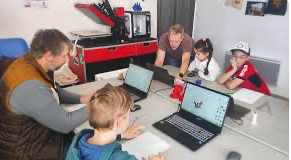 Participants réunis autour des ordinateurs lors d’un atelier au FabLab