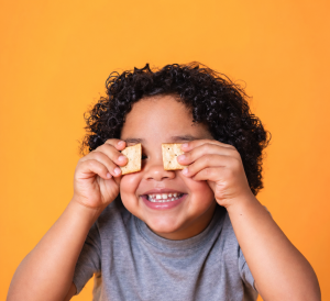 Illustration : enfant avec deux biscuits devant les yeux.