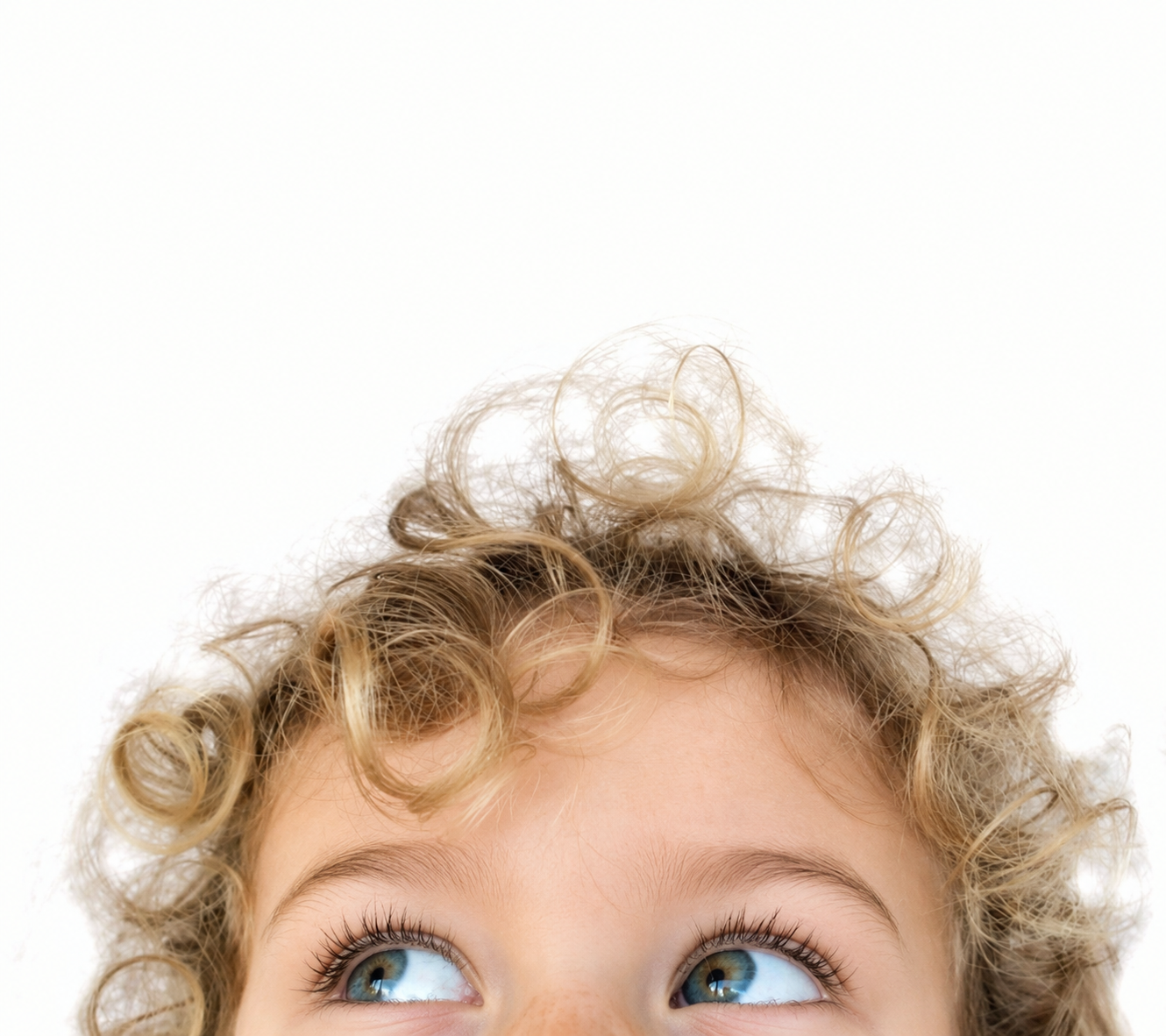 Illustration : partie supérieure du visage enfant bouclé regardant vers le haut.
