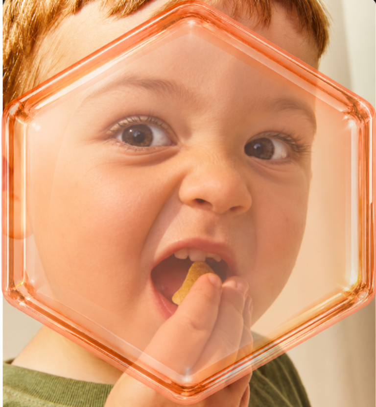 Illustration : enfant mangeant avec les doigts.