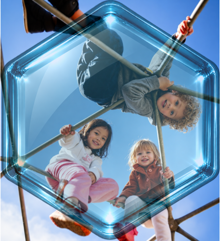 Illustration de trois enfants sur un jeu d’escalade, dans un hexagone bleu.