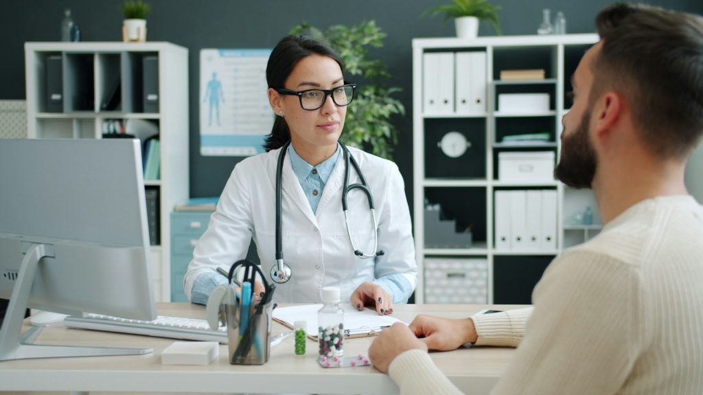 Une professionnelle en consultation avec un patient, photographie d’illustration
